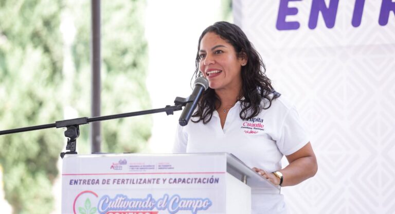 Lupita Cuautle encabeza segunda entrega de fertilizante a familias productoras