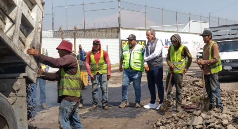 Pepe Chedraui supervisa trabajos de bacheo en San Pablo Xochimehuacan