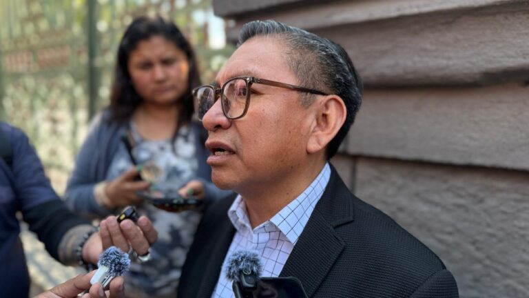 Demandan mano dura en contra de franeleros, lucran con espacios de parquímetros