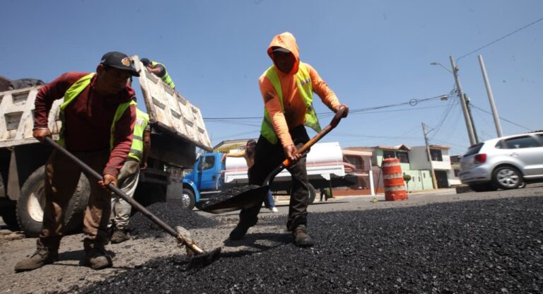 Continúa Pepe Chedraui supervisando trabajos de bacheo en colonia Ignacio Zaragoza