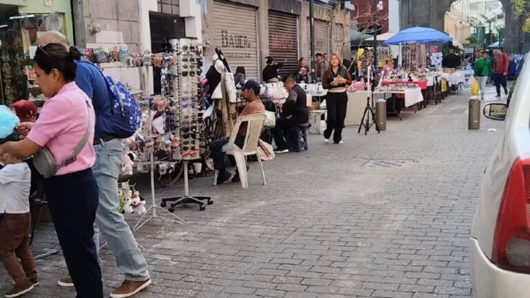 Vendedores ambulantes se instalan en “la calle de los dulces”