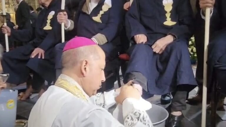 Arzobispo de Puebla encabeza misa de lavatorio de pies en Jueves Santo