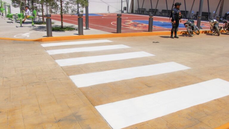 Impulsa Roberto Solís el embellecimiento de San Mateo Capultitlán con pintado de guarniciones y pasos peatonales
