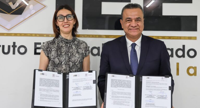 Celebra IEE firma de convenio con IAP 