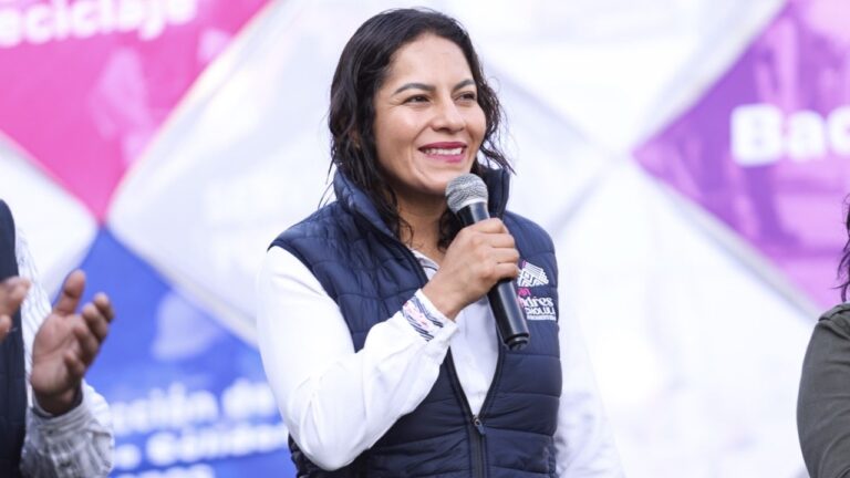 Lupita Cuautle lleva mantenimiento integral a vialidades de Cacalotepec