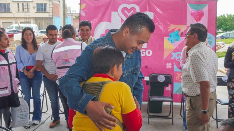 Roberto Solís y Shamy Spezia fortalece la atención a personas vulnerables con entrega de despensas en Huejotzingo