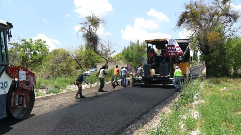 Construye Gobierno estatal 3.3 kilómetros del camino a las Loberas en Tecali