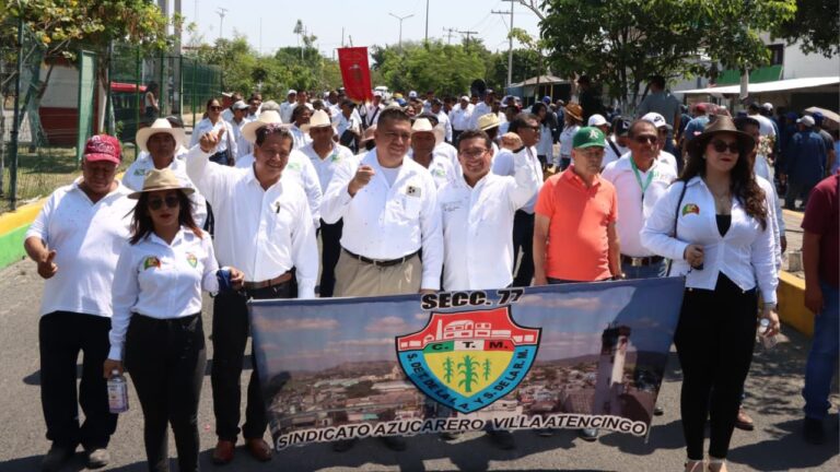 En Atencingo, el diputado Pável Gaspar Ramírez participó en el desfile conmemorativo por el Día del Trabajo
