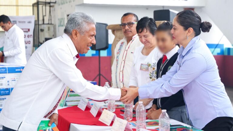 Fortalece SEP Puebla educación indígena con libros en totonaco