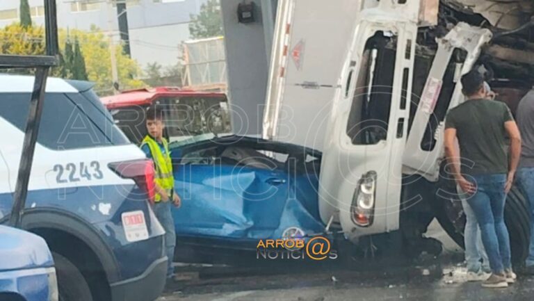 Tres lesionados saldo de la volcadura de un camión de carga en la autopista México-Puebla, aplastó dos autos
