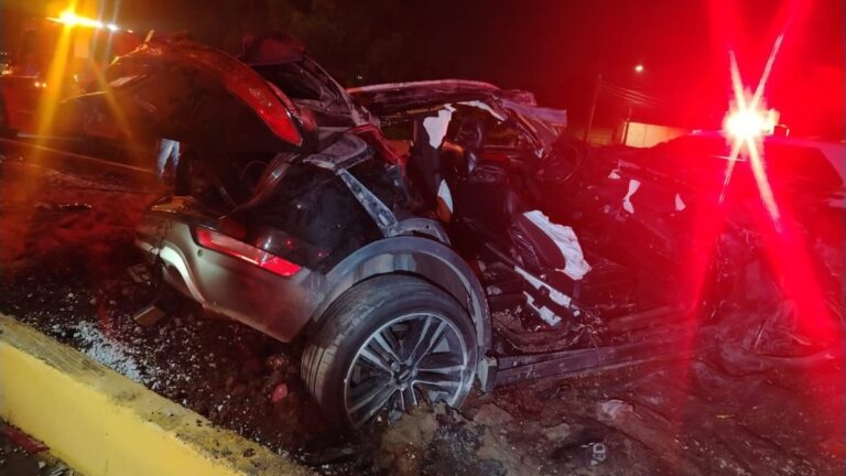 Cuatro muertos al estrellar su camioneta en la autopista México-Puebla, uno era menor de edad