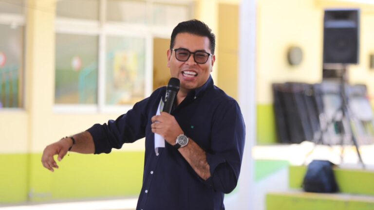 Reafirma Néstor Camarillo su compromiso con la niñez durante su visita a la escuela Calasanz de Puebla