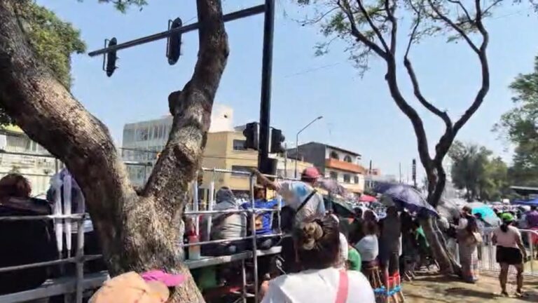 Madrugan poblanos para alcanzar un lugar en el Desfile por la Batalla de Puebla