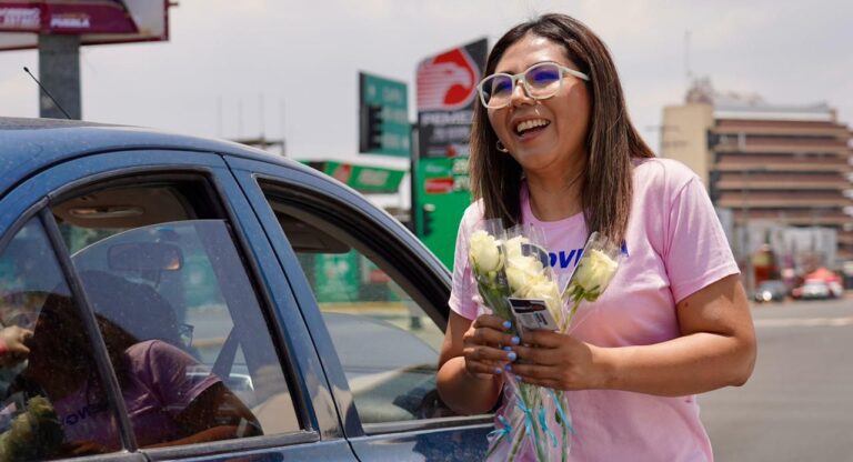 Genoveva Huerta celebra el Día de las Madres con recorrido en cruceros de Puebla