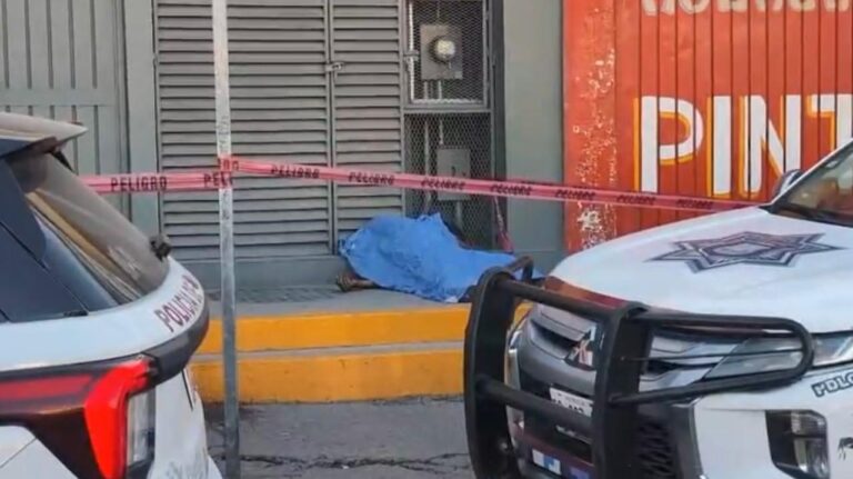 Muere indigente en San Pablo Xochimehuacan, el cuerpo quedó afuera de un Oxxo