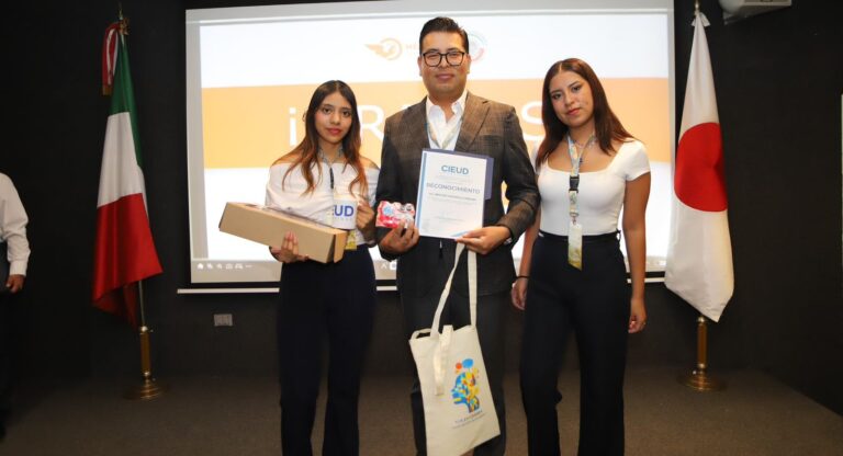 Néstor Camarillo dialoga con estudiantes del Centro de Investigación y Estudios Universitarios para el Desarrollo