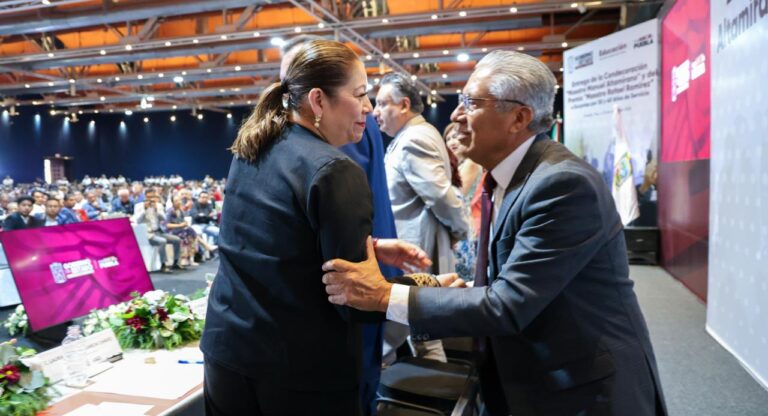 Reconoce SEP trayectoria a casi 2 mil docentes por 30 y 40 años de servicio