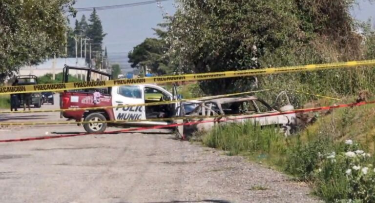Hallan un cadáver en un vehículo calcinado en Amozoc