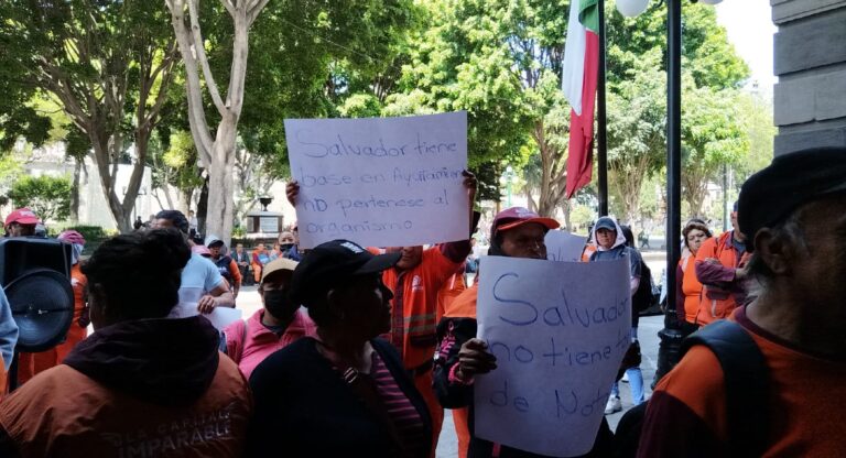 Naranjita se manifiestan en Palacio Municipal, exigen diálogo y 15% de aumento