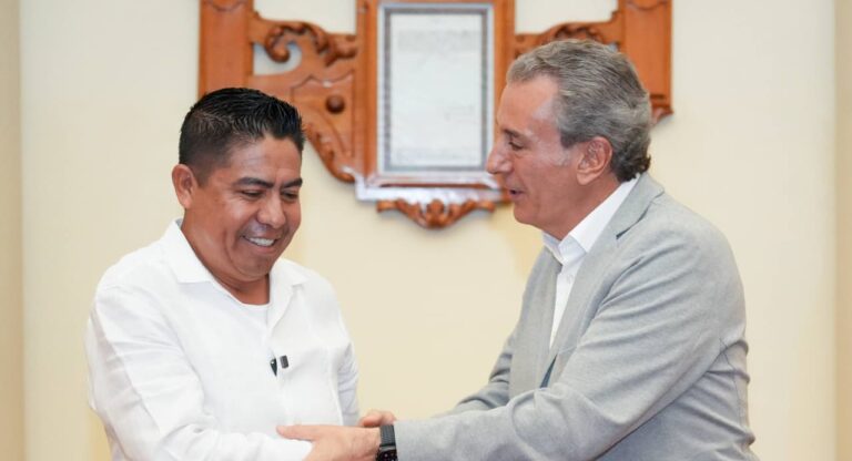 Firma Pepe Chedraui hermanamiento entre Puebla capital y Huatulco