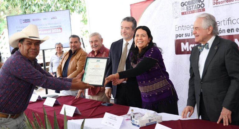 Puebla consolida liderazgo nacional en producción de mezcal con 91 medallas