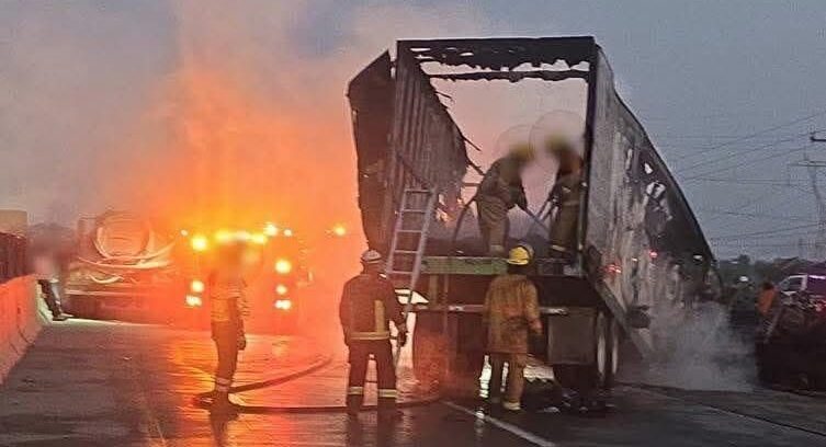 Choque e incendio de un trailer deja una persona muerta en la autopista Puebla-Orizaba