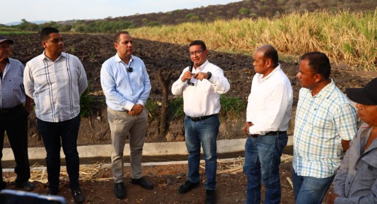 Impulsa Pável Gaspar diálogo con comunidades durante recorrido de obra hidráulica en Puctla