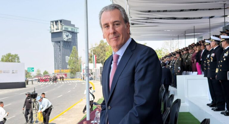 Asiste Pepe Chedraui al desfile cívico-militar por el 164 aniversario de la Batalla de Puebla
