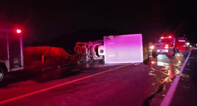 Muere calcinado en volcadura sobre autopista Siglo XXI