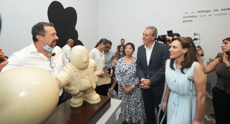 Pepe Chedraui inaugura la exposición “Viajando con Timoteo. El mundo como escenario”