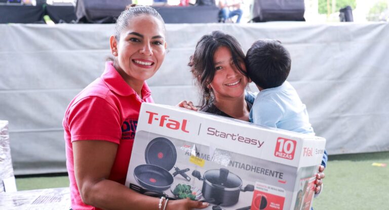 Celebra Lupita Cuautle a miles de madres sanandreseñas con música, regalos y convivencia familiar