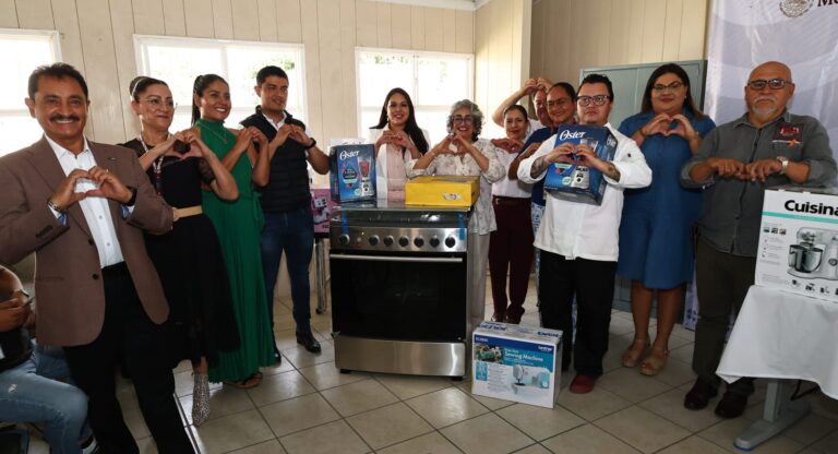 Con respaldo de Alejandro Armenta y Ceci Arellano, Tonantzin Fernández equipa centros educativos en San Pedro Cholula
