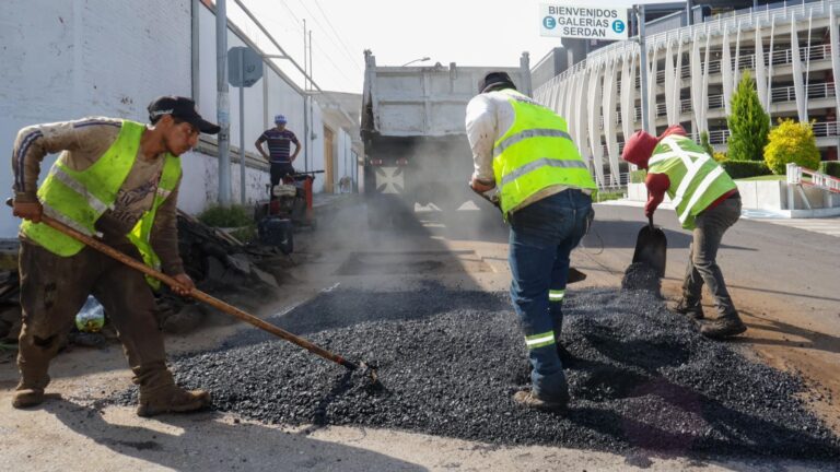 Verifica Pepe Chedraui trabajos de bacheo para mejorar la movilidad en la capital