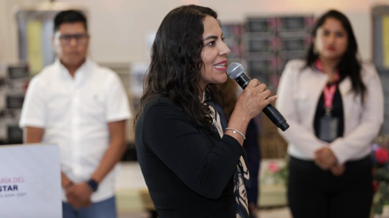 Lupita Cuautle reconoce a docentes de 72 escuelas por su compromiso con la educación