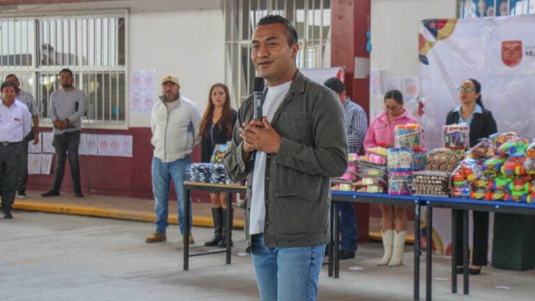 Roberto Solís, refuerza compromiso con la educación; inaugura aula de usos múltiples en primaria de Huejotzingo