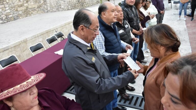 Entrega Gobierno del Estado apoyos a familias afectadas por explosión en Tepeaca