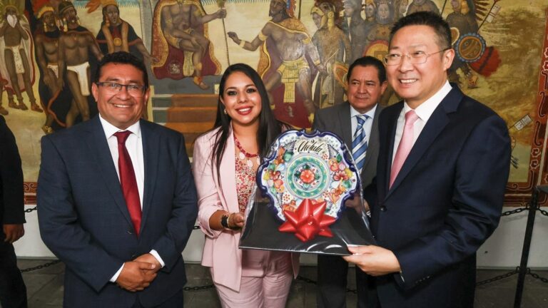 Fortalece Tonantzin Fernández lazos culturales con China mediante exposición fotográfica en San Pedro Cholula