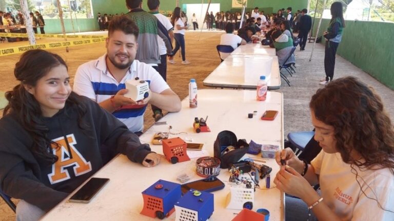 Estudiantes de Anáhuac Puebla desarrollan robots autónomos para competir en Mundial de Futboltron