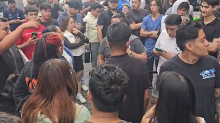 Clausura Ayuntamiento seis locales de la Plaza de la Tecnología, locatarios se manifiestan
