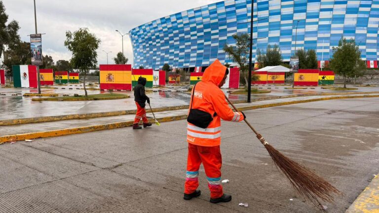 Gobierno de Pepe Chedraui mantiene limpios los alrededores del Estadio Cuauhtémoc tras evento deportivo