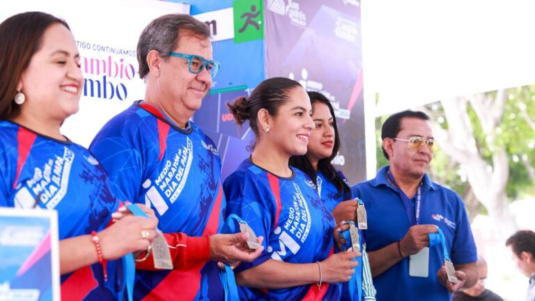 Presenta Lupita Cuautle playera y medalla de la 12ª edición del Medio Maratón del Día del Papá 2026