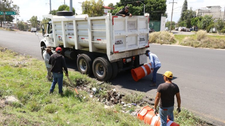 Transforma gobierno estatal accesos a Puebla con barrido mecánico y mantenimiento