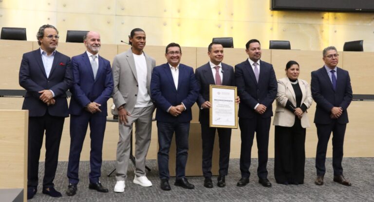 Reconocen en el Congreso del Estado al presidente del Club de Futbol Cruz Azul, Víctor Manuel Velázquez 