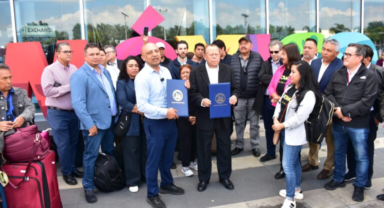 Llegan a puebla los primeros pasajeros del vuelo directo desde Newark