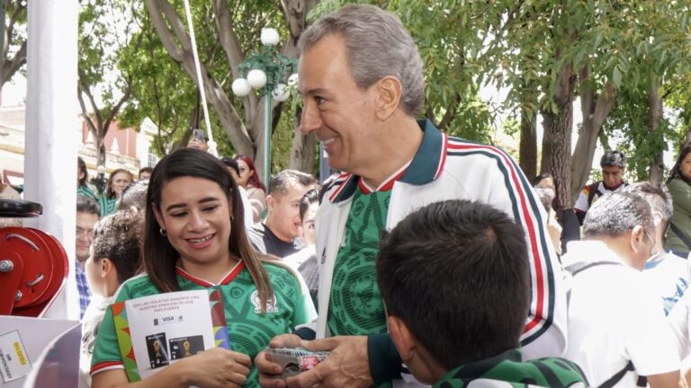 Pepe Chedraui se reúne con poblanas y poblanos en Megaintercambio de Estampas Mundialistas