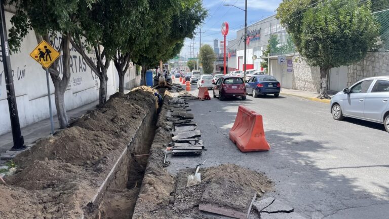 Para mejorar el servicio a más de 4 mil 700 habitantes, Agua de Puebla sustituye la red de agua potable sobre la 25 Sur, de la Diagonal 19, a la 37 poniente