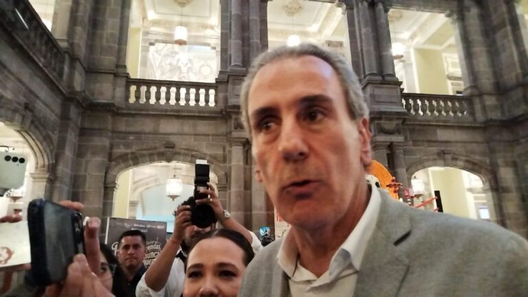 Evaluaré pedir licencia, aunque la convocatoria de Morena no lo exige