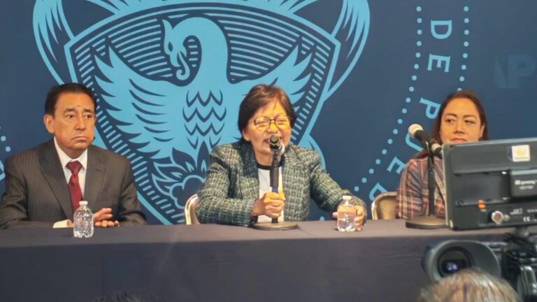 Lilia Cedillo aplaza consulta de pensiones en la BUAP y plantea aumento del 10% a profesores hora-clase