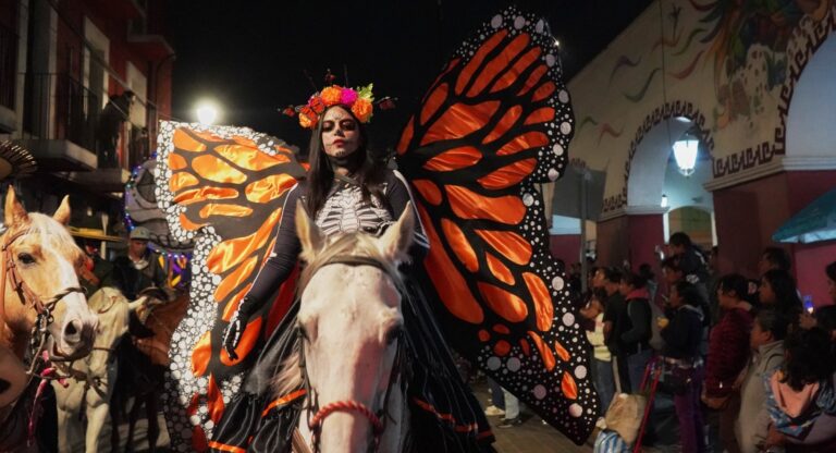 Encabeza Tonantzin Fernández Desfile de Animeros 2026